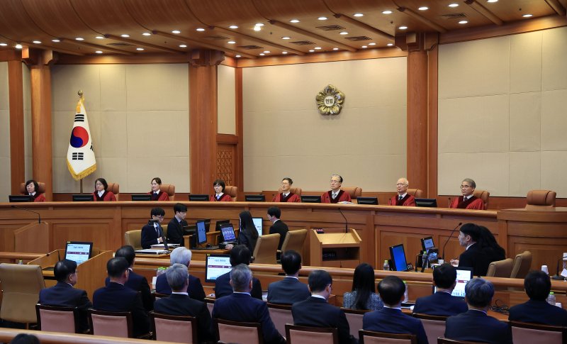 문형배 헌법재판소장 권한대행과 헌법재판관 등이 25일 오후 서울시 종로구 재동 헌법재판소 대심판정에서 열린 대통령 탄핵 심판 11차 변론에 착석해 있다. 2025.2.25/뉴스1 ⓒ News1 박정호 기자
