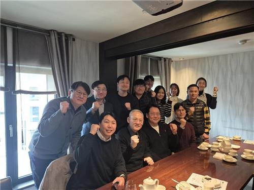 유인촌 문체부 장관(앞줄 왼쪽에서 2번째)과 만난 대한체육회 노조 집행부 (출처=연합뉴스)
