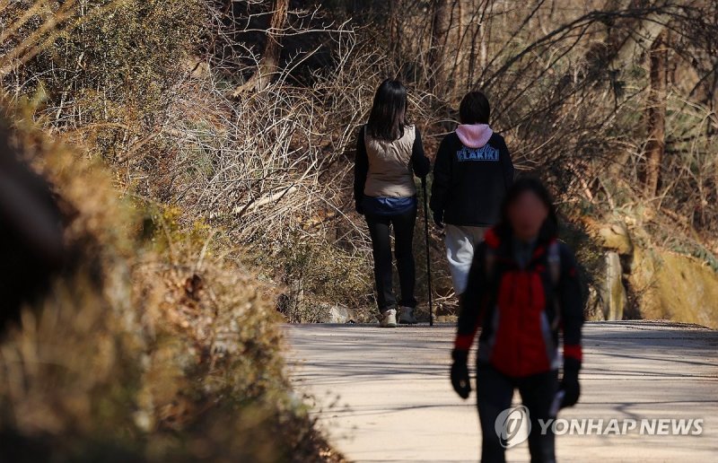 산행 즐기는 시민들 (출처=연합뉴스)