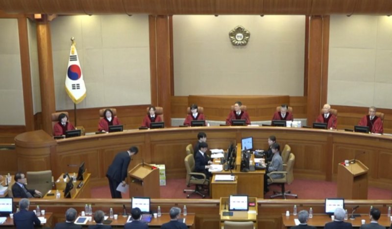 [서울=뉴시스] 김명년 기자 = 정청래 국회 탄핵소추단장이 25일 서울 종로구 헌법재판소에서 열린 윤석열 대통령 탄핵심판 11차 변론에서 최종 의견 진술에 앞서 재판관들에게 인사를 하고 있다.(사진=헌법재판소 제공) 2025.02.25. photo@newsis.com *재판매 및 DB 금지