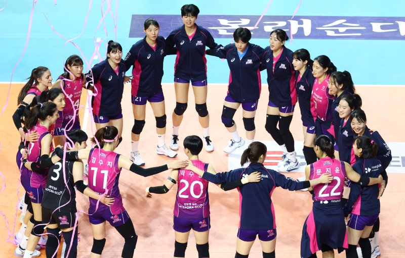 [인천=뉴시스] 황준선 기자 = 25일 인천 부평구 인천삼산월드체육관에서 열린 프로배구 2024-2025 V리그 여자부 흥국생명 핑크스파이더스와 IBK기업은행 알토스의 경기, 세트스코어 3-1로 승리한 흥국생명 선수들이 자축하고 있다. 2025.02.25. hwang@newsis.com
