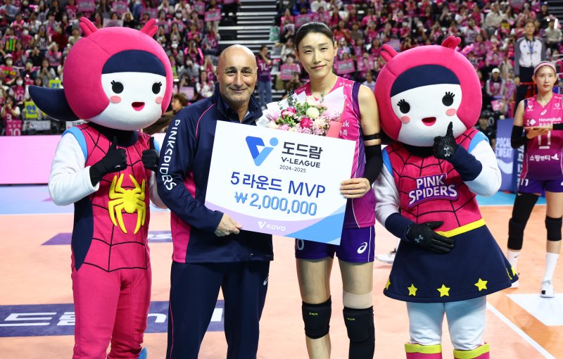 [인천=뉴시스] 황준선 기자 = 흥국생명 김연경과 마르첼로 아본단자 감독이 25일 인천 부평구 인천삼산월드체육관에서 열린 프로배구 2024-2025 V리그 여자부 흥국생명 핑크스파이더스와 IBK기업은행 알토스의 경기에 앞서 열린 V리그 5라운드 최우수선수(MVP) 시상식에서 기념촬영 하고 있다. 김연경은 과거 월간 MVP를 포함해 V리그 역대 최다인 14번째 라운드 MVP를 수상했다. 2025.02.25. hwang@newsis.com