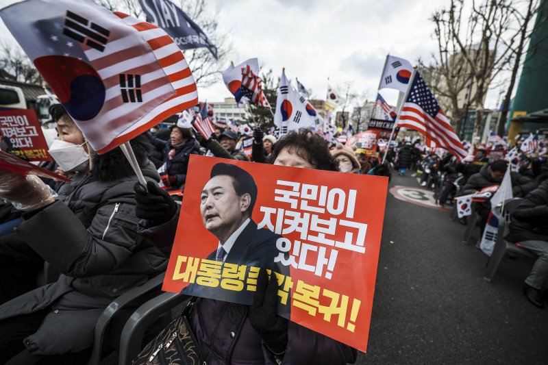 [서울=뉴시스] 정병혁 기자 = 25일 서울 종로구 헌법재판소 인근에서 열린 윤 대통령 탄핵반대 집회에서 윤 대통령 지지자들이 구호를 외치고 있다. 2025.02.25. jhope@newsis.com