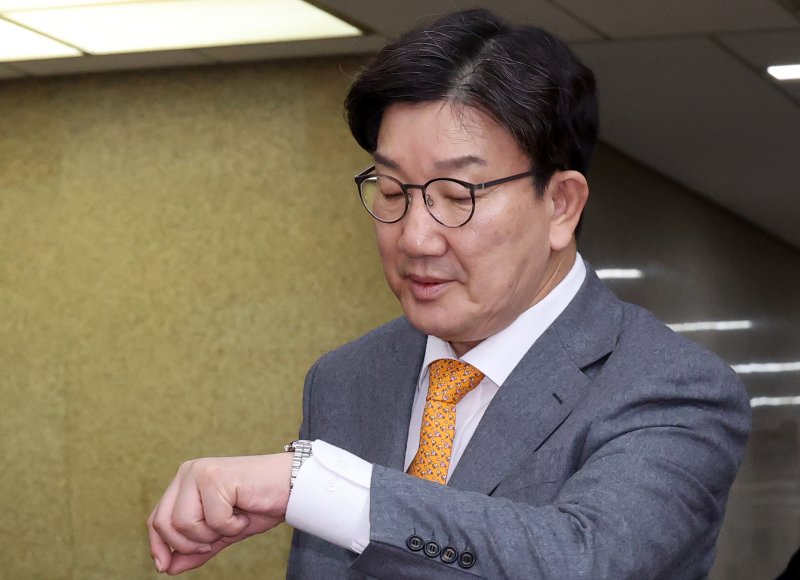 [서울=뉴시스] 조성우 기자 = 권성동 국민의힘 원내대표가 25일 오전 서울 여의도 국회에서 열린 연금개혁 청년 간담회에서 잠시 시계를 보고 있다. 2025.02.25. xconfind@newsis.com