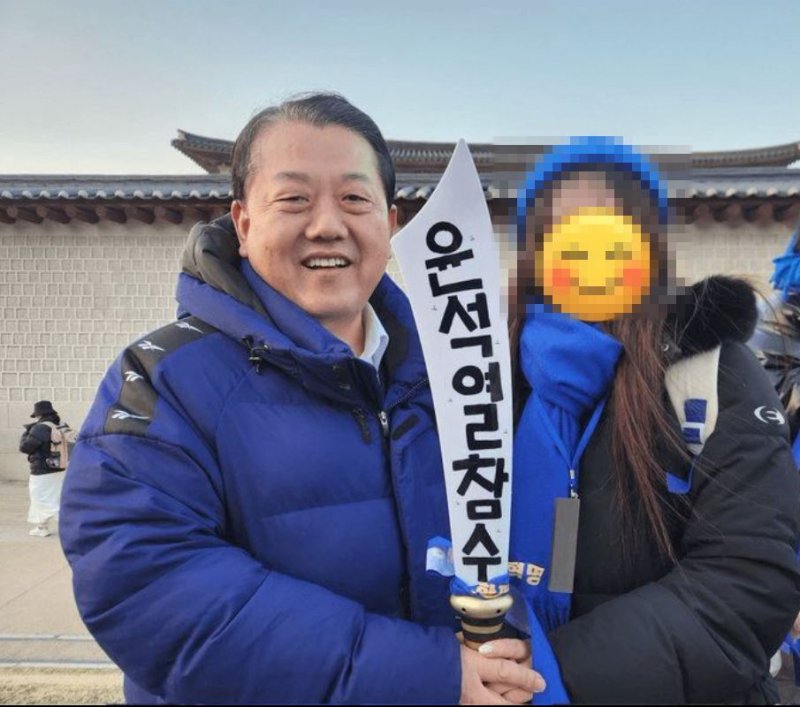 [서울=뉴시스] 2025년 2월 22일 서울 종로구 안국역 일대에서 열린 '윤석열 파면 촉구 범국민대회'에 참석한 김병주 더불어민주당 최고위원이 한 지지자와 함께 찍은 사진.(사진=박민영 국민의힘 대변인 페이스북 갈무리) *재판매 및 DB 금지
