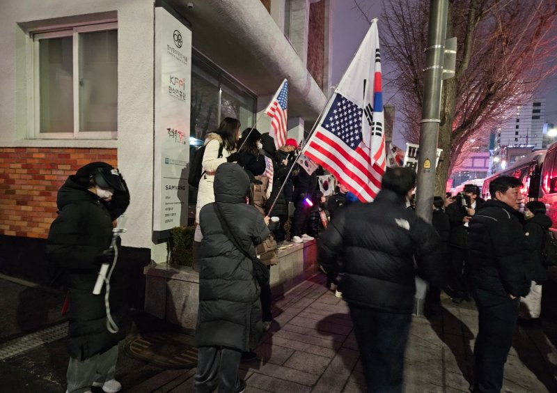 [서울=뉴시스] 오정우 기자 = 윤석열 대통령의 탄핵심판 최후변론이 열린 25일 서울 종로구 헌법재판소 일대는 대통령 지지자들이 대규모 결집했다. 8시간16분에 걸친 최후변론이 끝나자 헌재 앞에 모인 지지자들은 애국가를 부르는 등 한층 더 격앙된 반응을 보였다. 2025.02.25. friend@newsis.com *재판매 및 DB 금지