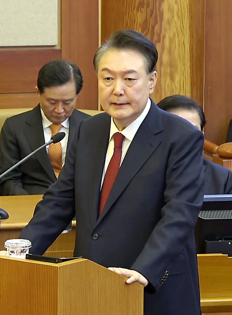 [서울=뉴시스] 김명년 기자 = 윤석열 대통령이 25일 서울 종로구 헌법재판소에서 열린 자신의 탄핵심판 11차 변론에서 최종변론을 하고 있다.(사진=헌법재판소 제공) 2025.02.25. photo@newsis.com *재판매 및 DB 금지