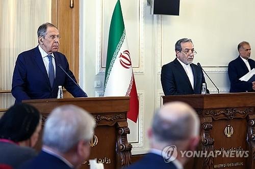 기자회견하는 세르게이 라브로프 러시아 외무장관과 압바스 아락치 이란 외무장관 (출처=연합뉴스)
