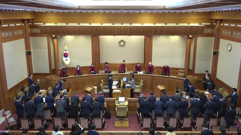 [서울=뉴시스] 김명년 기자 = 윤석열 대통령이 25일 서울 종로구 헌법재판소에서 열린 자신의 탄핵심판 11차 변론에서 최종변론을 마치고 재판관들에게 인사를 하고 있다.(사진=헌법재판소 제공) 2025.02.25. photo@newsis.com *재판매 및 DB 금지