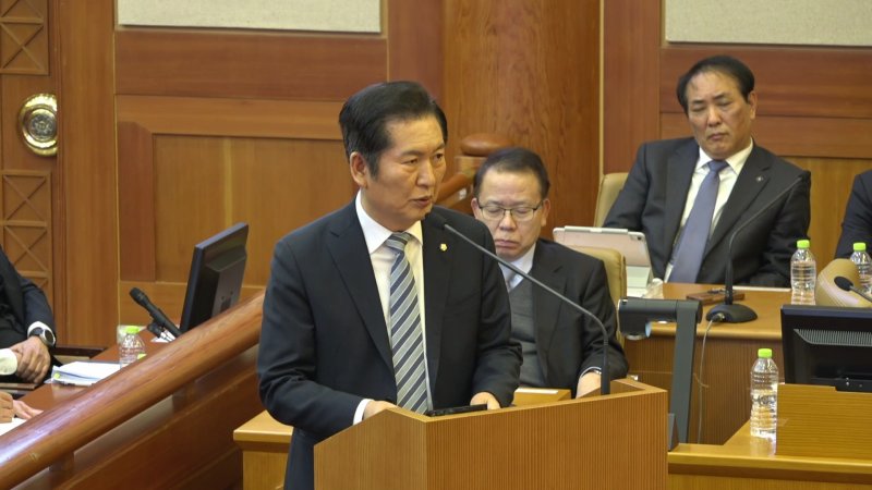 [서울=뉴시스] 김명년 기자 = 정청래 국회 탄핵소추단장이 25일 서울 종로구 헌법재판소에서 열린 윤석열 대통령 탄핵심판 11차 변론에서 최종 의견 진술을 하고 있다.(사진=헌법재판소 제공) 2025.02.25. photo@newsis.com *재판매 및 DB 금지