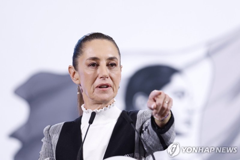 25일(현지시간) 정례 기자회견서 질의자 지목하는 멕시코 대통령 (출처=연합뉴스)