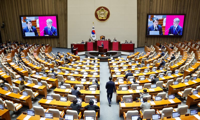 이주호 사회부총리 겸 교육부 장관이 지난 14일 오후 서울 여의도 국회에서 열린 제422회국회(임시회) 제6차 본회의에서 민형배 더불어민주당 의원의 교육·사회·문화에 관한 대정부 질문에 답하고 있다. 2025.2.14/뉴스1 ⓒ News1 안은나 기자
