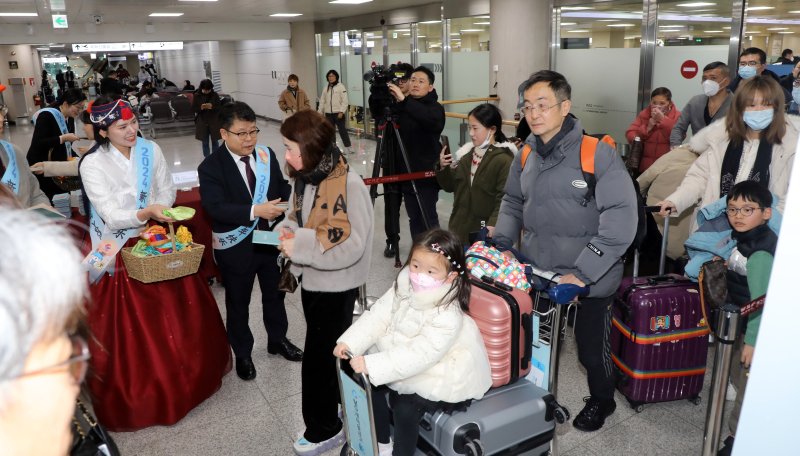 제주국제공항 국제선 도착장에서 우리나라의 설 연휴인 춘절을 맞아 제주를 찾은 중국 관광객 환영행사가 열리고 있다. /뉴스1 ⓒ News1 고동명 기자