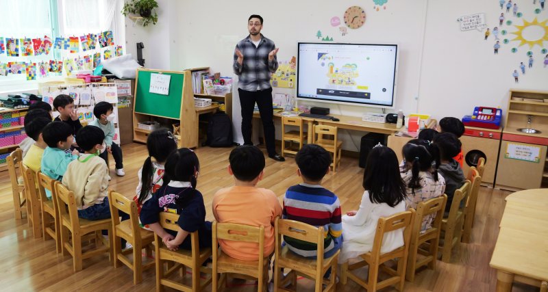 [서울=뉴시스]서울 송파구가 관내 어린이집과 유치원을 대상으로 한 '원어민 영어교실'을 서울시 최초로 운영한다고 18일 밝혔다. (사진=송파구 제공). 2023.04.18. photo@newsis.com