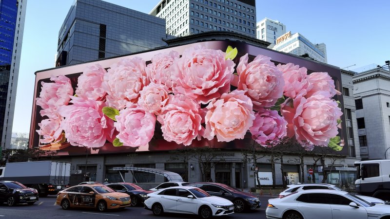 [서울=뉴시스] 신세계가 서울 명동에 위치한 신세계스퀘어에서 새로운 미디어아트인 '음악가의 수트케이스'를 선보인다고 26일 밝혔다. (사진=신세계백화점 제공) *재판매 및 DB 금지