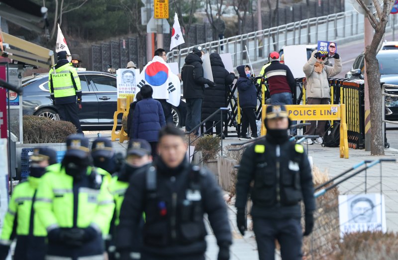 윤석열 대통령 지지자들이 24일 서울 종로구의 아파트 입구에서 문형배 헌법재판소장 권한대행의 사퇴를 촉구하는 시위를 벌이고 있다. 2025.2.24/뉴스1 ⓒ News1 허경 기자