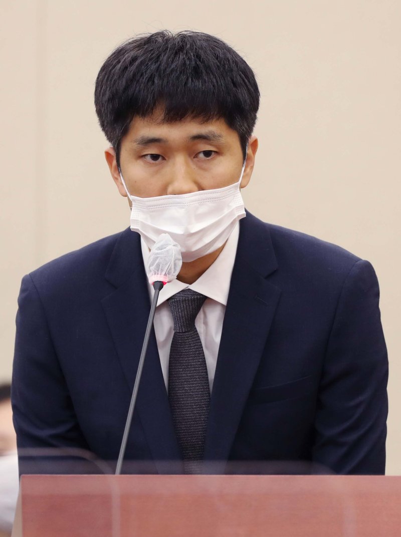 [서울=뉴시스]최동준 기자 = 김재현 당근마켓 대표가 13일 국회 보건복지위원회의 식품의약품안전처 등에 대한 국정감사에 일반증인으로 출석, 김성주 더불어민주당 의원의 질의에 답변하고 있다. (공동취재사진) 2020.10.13. photo@newsis.com