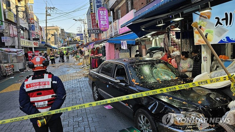 서울 목동 깨비시장에 승용차 돌진 교통사고 (출처=연합뉴스)