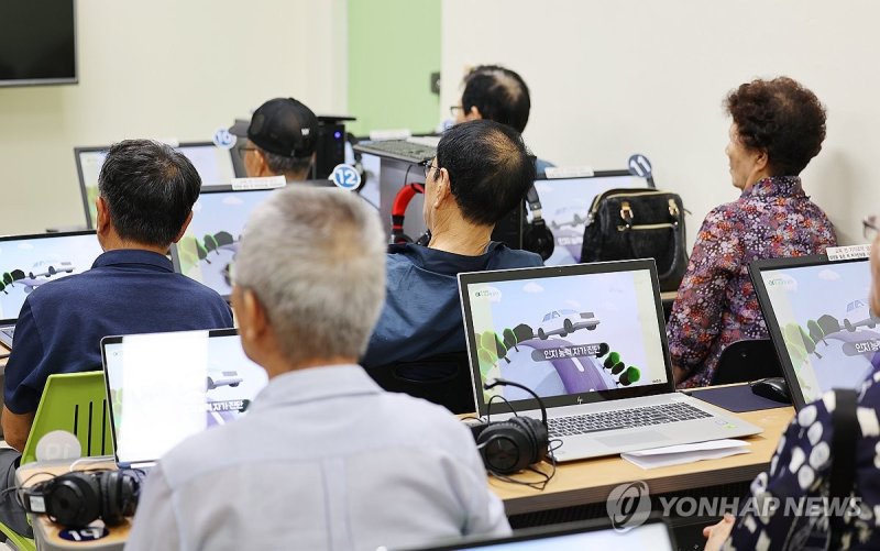 교통안전교육 받는 고령운전자들 (출처=연합뉴스)