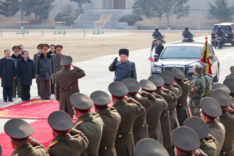 (평양 노동신문=뉴스1) = 북한 노동당 기관지 노동신문은 26일 김정은 당 총비서가 지난 25일 군 지휘관 양성 기지인 강건명칭 종합군관학교를 현지지도했다고 보도했다. 그는 연설에서 "군사교육부문에서 군사실천 위주의 교육을 강화하고 현대전장들에서 이루어지는 실전 경험들을 우리식으로 소화 습득"할 것을 주문했다. [국내에서만 사용가능. 재배포 금지. DB 금지. For Use Only in the Republic of Korea. Redistribution Prohibited] rodongphoto@news1.kr