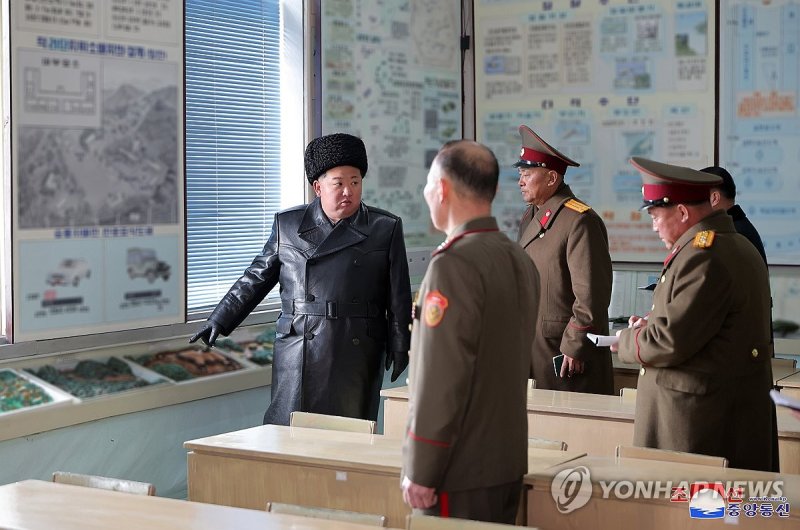 김정은, 강건종합군관학교 시찰 (출처=연합뉴스)