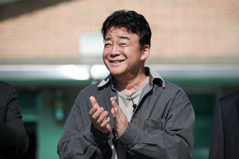 백종원 더본코리아 지난해 11월 경기도의 한 군 부대에서 열린 더본코리아 특식제공 행사에서 박수치고 있다. 2024.11.7/뉴스1 ⓒ News1 이승배 기자