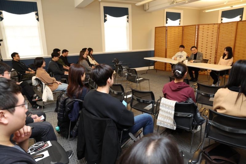 하버드·MIT 한인 학생들과 간담회하는 임태희 경기도교육감 (출처=연합뉴스)