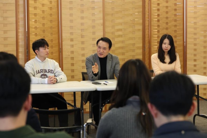 하버드·MIT 한인 학생들과 간담회하는 임태희 경기도교육감 (출처=연합뉴스)