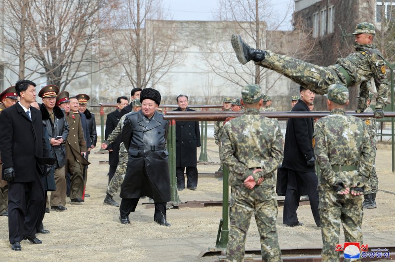잇따라 군사학교 방문, 현대전을 강조한 김정은, 의도는?