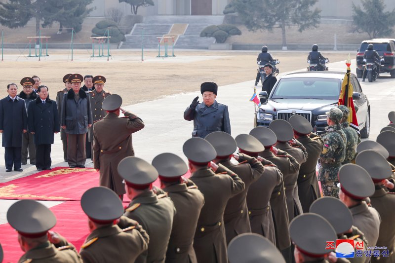잇따라 군사학교 방문, 현대전을 강조한 김정은, 의도는?