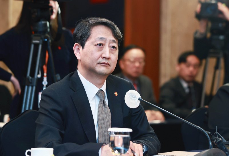안덕근 산업통상자원부 장관이 25일 서울 소공동 롯데호텔에서 응우옌 홍 디엔 베트남 산업무역부 장관과 면담하고 있다. (산업통상자원부 제공. 재판매 및 DB 금지) 2025.2.25/뉴스1