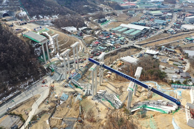 경기도 안성시 서운면 서울-세종고속도로 다리 건설현장에서 교량이 붕괴된 모습이 보이고 있다./뉴스1 ⓒ News1 이승배 기자