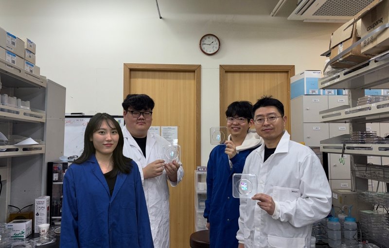 색소 없이 구조색 구현한 KAIST 연구팀 (출처=연합뉴스)