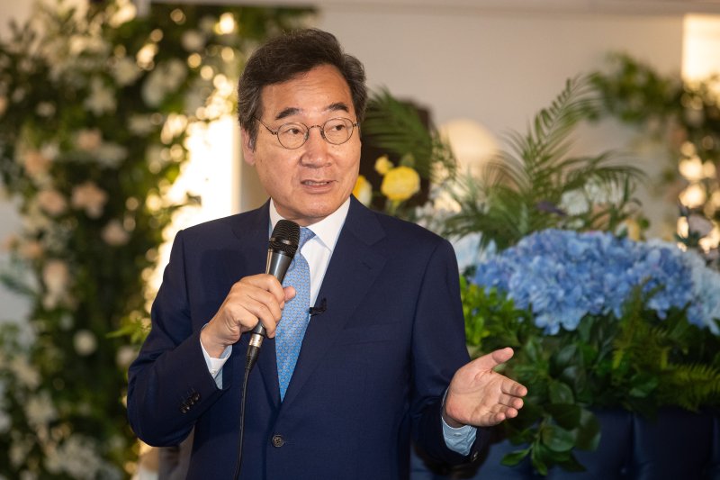 이낙연 전 총리가 26일 서울 동대문구 한 카페에서 열린 2024 한중청소년문화교류축제 제14회 푸른별포럼에서 '나의 청년시절이야기'를 주제로 특강을 하고 있다. 2024.5.26/뉴스1 ⓒ News1 유승관 기자