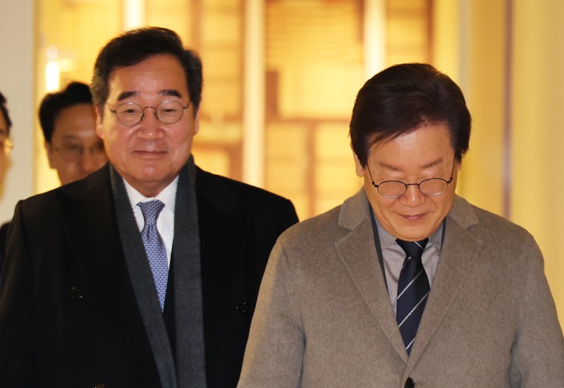 이재명 더불어민주당 대표와 이낙연 전 대표(왼쪽)가 30일 서울 종로구의 한 음식점에서 회동을 마치고 이동하고 있다. (공동취재) 2023.12.30/뉴스1 ⓒ News1 김진환 기자