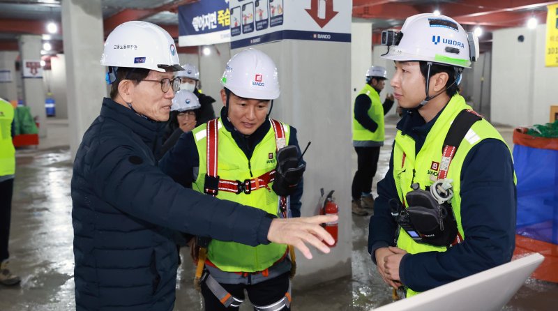 [서울=뉴시스] 김문수 고용노동부 장관이 지난해 12월 2일 서울 서대문구 영천구 주택재개발 정비사업 현장을 찾아 겨울철 건설현장 안전관리 실태를 점검하고 있다. (사진=고용노동부 제공) 2024.12.02. photo@newsis.com *재판매 및 DB 금지