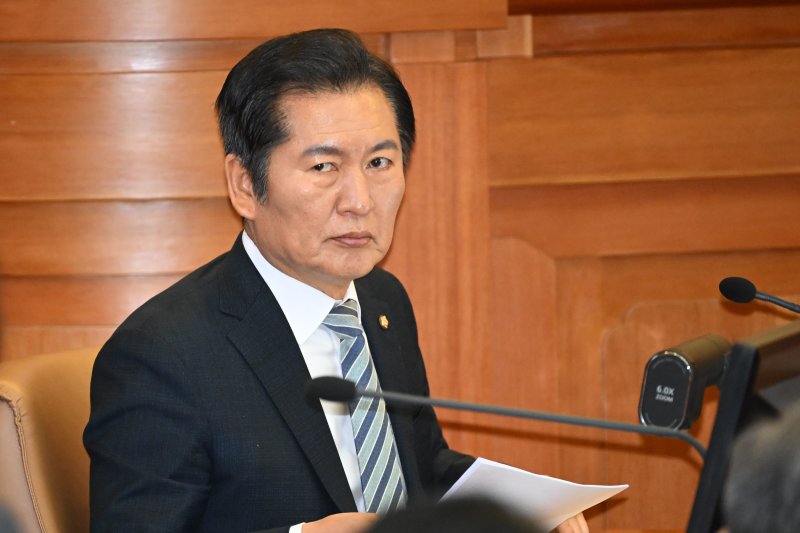정청래 국회 탄색소추단장이 25일 서울 종로구 헌법재판소 대심판정에서 열린 윤석열 대통령 탄핵심판 최종 변론에 출석해 있다. 2025.2.25/뉴스1 ⓒ News1 사진공동취재단