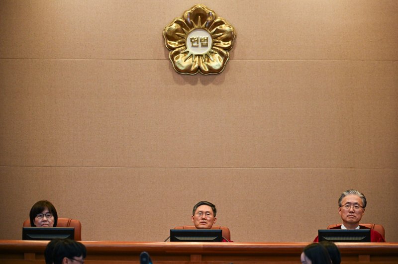 이미선 헌법재판관(왼쪽부터), 문형배 헌법재판소장 직무대행, 김형두 헌법재판관이 25일 서울 종로구 헌법재판소 대심판정에서 열린 윤석열 대통령 탄핵심판 최종 변론에 입장해 재판을 기다리고 있다. 2025.2.25/뉴스1 ⓒ News1 사진공동취재단