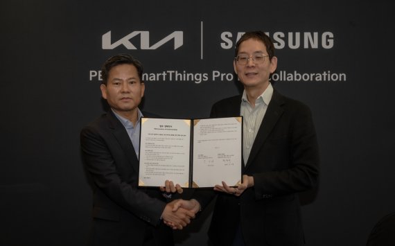 기아 PBV비즈니스사업부 김상대 부사장(왼쪽)과 삼성전자 디바이스플랫폼 B2B통합오퍼링 담당 박찬우 부사장이 지난 24일(현지시간) 스페인 타라고나에서 열린 '기아 EV데이'에서 'PBV-IoT 솔루션 기반 B2B 사업 협력을 위한 전략적 업무 협약'을 체결한 뒤 포즈를 취하고 있다. 기아 제공