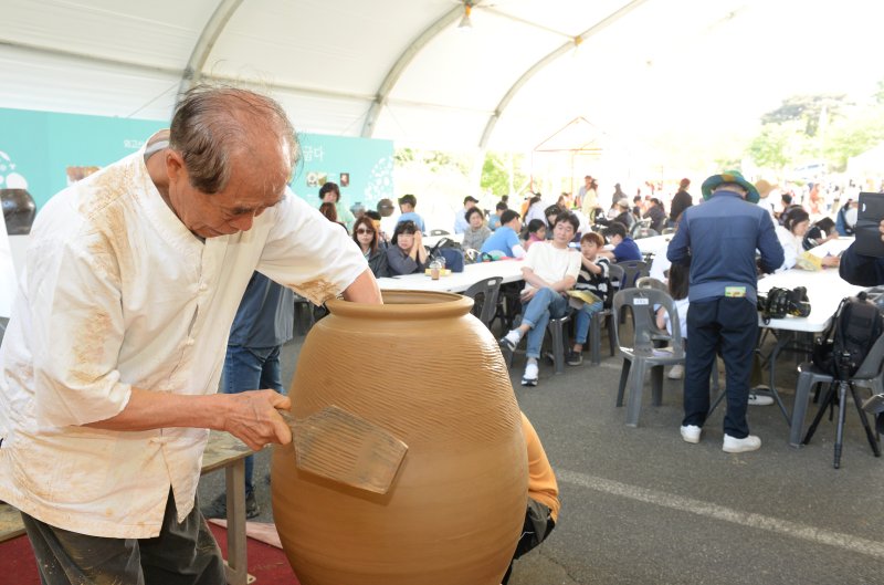 [울산=뉴시스] 배병수 기자 = 2024 울산 옹기축제가 열리고 있는 4일 오전 울주군 외고산 옹기마을 문화박물관앞에서 배영화 옹기장인이 옹기제작 시연회를 하고 있다. 2024.05.04. bbs@newsis.com.