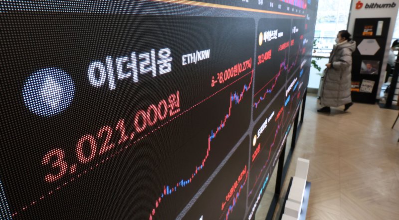 [서울=뉴시스] 홍효식 기자 = 5일 서울 서초구 빗썸 고객지원센터에 이더리움 시세가 표시되고 있다. 글로벌 긴축 완화 전망에 비트코인 현물 상장지수펀드(ETF) 상장 등 호재가 겹친 영향으로 이더리움 가격도 상승했다. 2023.12.05. yesphoto@newsis.com