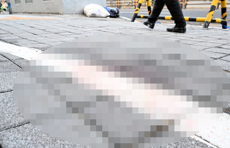 [광주=뉴시스] 김혜인 기자 = 흉기를 휘두른 피의자가 경찰 실탄을 맞고 숨진 26일 오전 사건이 발생한 광주 동구 금남로 한 인도에서 행인이 길을 지나고 있다. 2025.02.26. hyein0342@newsis.com