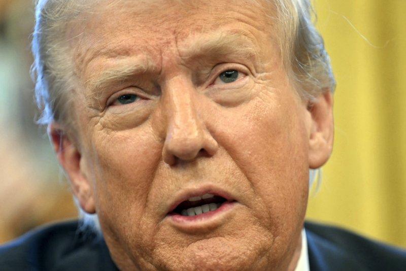 [워싱턴=AP/뉴시스] 도널드 트럼프 미국 대통령이 25일(현지 시간) 백악관 집무실에서 행정명령에 서명한 후 기자들에게 얘기하고 있다. 트럼프 대통령은 미국 영주권 혜택이 있는 '골드 카드'를 제시하면서 이를 500만 달러(한화 약 71억6000만 원)에 판매할 것이라고 밝혔다. 그는 "부유한 사람들이 이 카드를 구매해 미국에 들어와 많은 돈을 쓰고, 많은 세금을 내고, 많은 사람을 고용할 것"이라고 말했다. 2025.02.26.