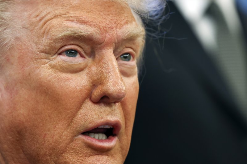 [워싱턴=AP/뉴시스] 도널드 트럼프 미국 대통령이 25일(현지 시간) 백악관 집무실에서 기자들에게 얘기하고 있다. 트럼프 대통령은 미국 영주권 혜택이 있는 '골드 카드'를 제시하면서 이를 500만 달러(한화 약 71억6000만 원)에 판매할 것이라고 밝혔다. 그는 "부유한 사람들이 이 카드를 구매해 미국에 들어와 많은 돈을 쓰고, 많은 세금을 내고, 많은 사람을 고용할 것"이라고 말했다. 2025.02.26.