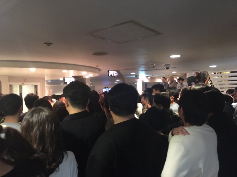 '뉴 카멜리아호' 내부에서 승객들이 회항에 따른 선사 측의 후속 조치를 듣고 있다.(독자 제공. 재판매 및 DB 금지)