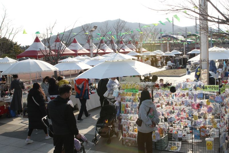 한국마사회 렛츠런파크 부산경남의 ‘말죽거리마켓’이 오는 3월 2일부터 매주 주말 운영을 재개한다. 말죽거리마켓 모습. 한국마사회 제공