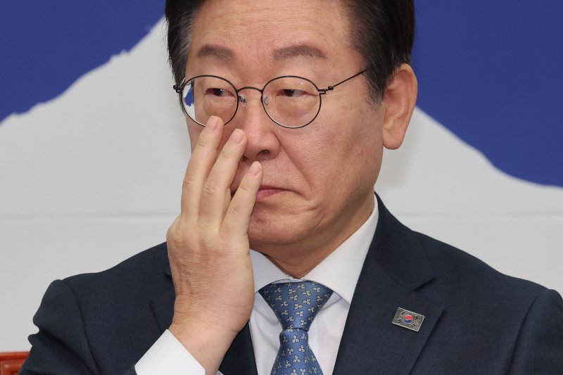 [서울=뉴시스] 권창회 기자 = 이재명 더불어민주당 대표가 26일 오전 서울 여의도 국회에서 열린 최고위원회의에서 얼굴을 만지고 있다. 2025.02.26. kch0523@newsis.com