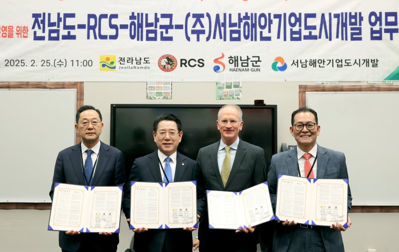 미국을 순방 중인 김영록 전남도지사(왼쪽 두 번째)가 25일(현지 시간) 캘리포니아주 레드랜즈 크리스천 스쿨 미디어센터에서 솔라시도 외국교육기관 설립·운영에 상호 협력할 것을 약속하는 협약을 체결했다. (전남도 제공. 재판매 및 DB금지) 2025.2.26/뉴스1