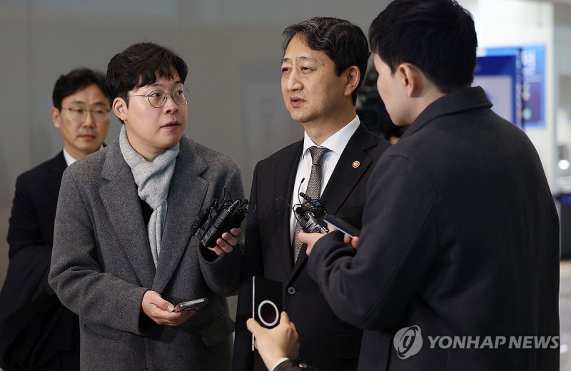 미국 관세면제 등 관련 질문에 답하는 안덕근 장관 (출처=연합뉴스)