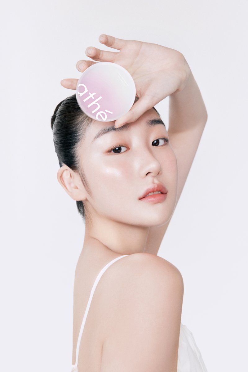[서울=뉴시스] 생활문화기업 LF의 컨템포러리 비건 뷰티 브랜드 '아떼(athe)'가 신제품 '아떼 비건 릴리프 라이팅 톤업 선쿠션'을 출시했다고 1일 밝혔다. (사진=LF 제공) *재판매 및 DB 금지